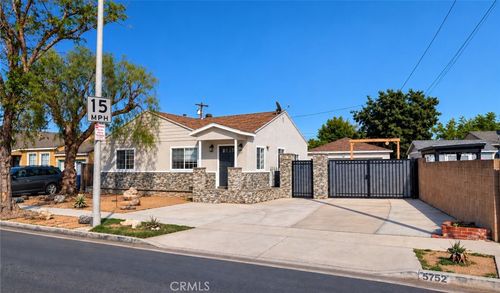5752 Chestnut Ave, Long Beach, CA, 90805-4052 | Card Image