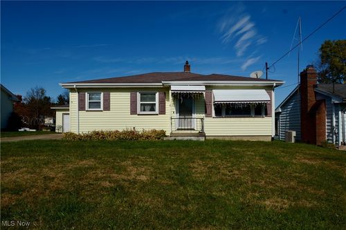 525 W Omar St, Struthers, OH, 44471-1350 | Card Image