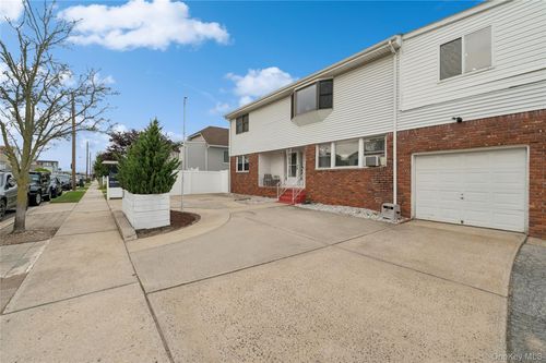 33 Newport Rd, Island Park, NY, 11558-1012 | Card Image