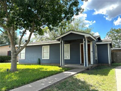 209 N Lightburne Street, House other with 3 bedrooms, 1 bathrooms and null parking in Beeville TX | Image 2