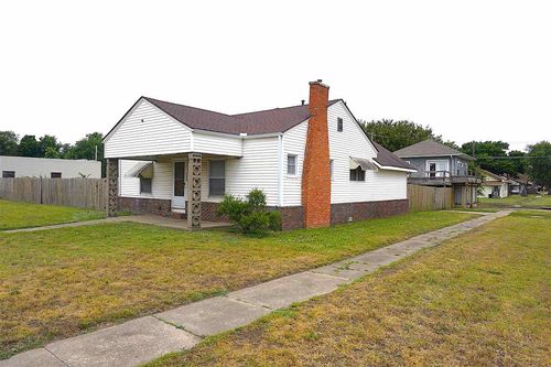 300 S Pine St, Ponca City, OK, 74601-5225 | Card Image