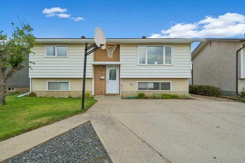 130 Hull Cres Ne, Medicine Hat, AB, T1C1E1 | Card Image