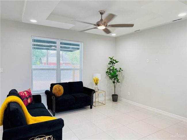5512 N Crown Point, Townhouse with 3 bedrooms, 3 bathrooms and 2 parking in Pharr TX | Image 5