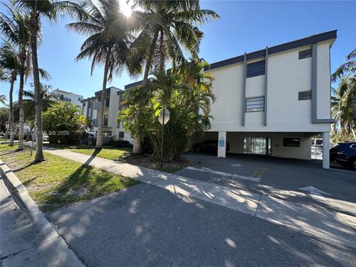 apt-301-3582 Ne 171st St, North Miami Beach, FL, 33160-3045 | Card Image