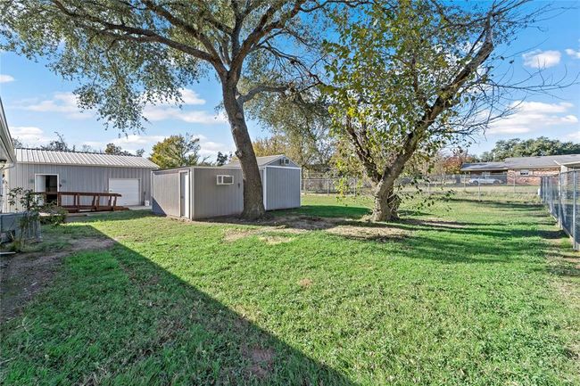 915 E Hanna St, House other with 3 bedrooms, 2 bathrooms and 2 parking in Calvert TX | Image 32