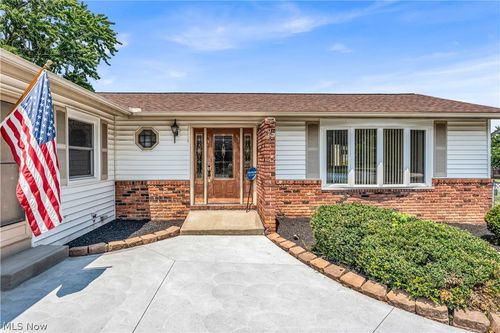 13574 Delaware Dr, Middleburg Heights, OH, 44130-7019 | Card Image