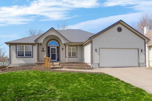 13208 Jims Ct, Smithville, MO, 64089-8163 | Card Image