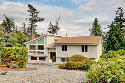 7565 Crescent Ln, Anacortes, WA, 98221-8657 | Card Image