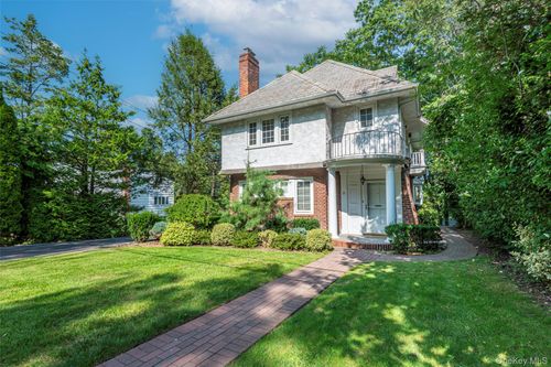 11 4th Rd, Great Neck, NY, 11021-1505 | Card Image