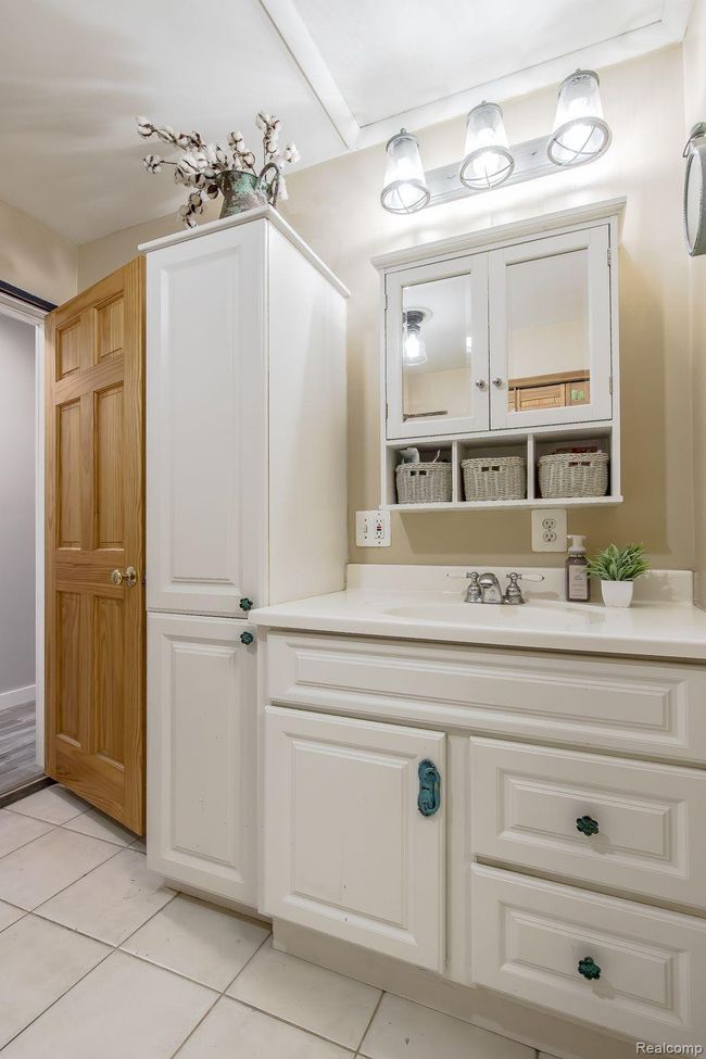Cute bath with vanity & storage | Image 28