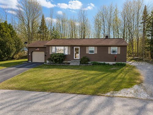 32 Lawn Avenue, Gorham, ME, 04038 | Card Image