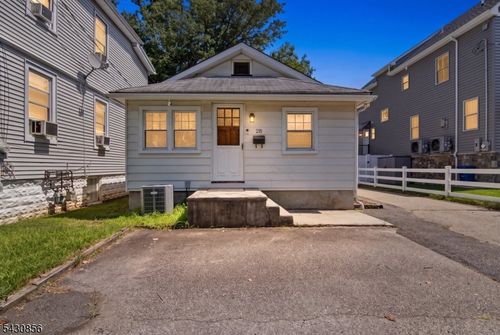 28 Cedar Grove Rd, Little Falls, NJ, 07424-1702 | Card Image