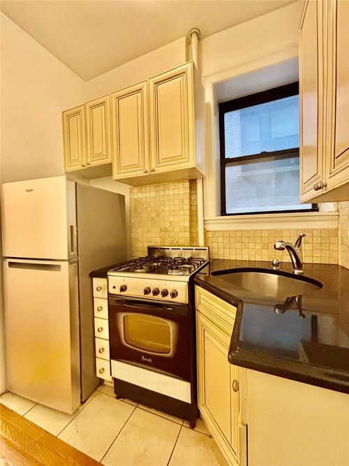 1c-211 W 88th St, New York, NY, 10024-2352 | Card Image