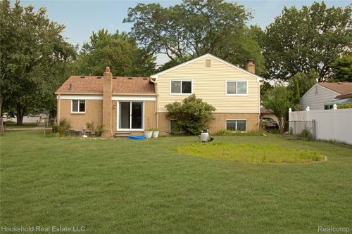 14900 Westpoint Dr, Sterling Heights, MI, 48313-3681 | Card Image