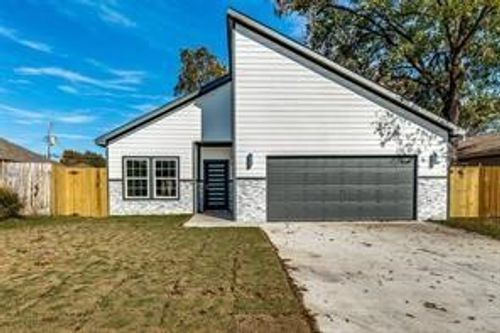 823 E Arlington Ave, Fort Worth, TX, 76104-6035 | Card Image