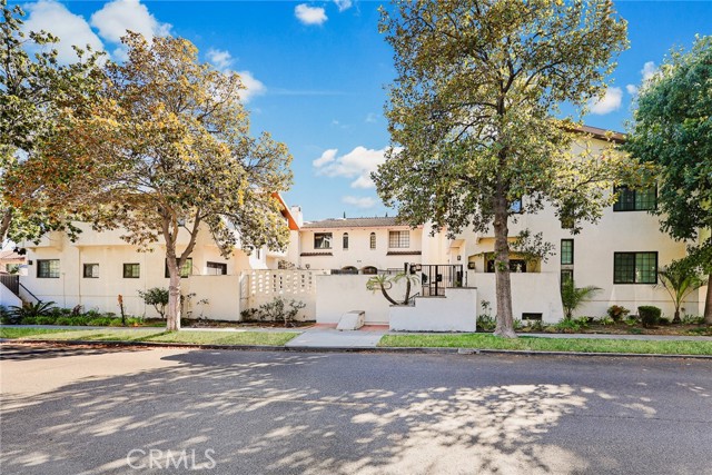 Kenneth Rd, Burbank, CA 91501