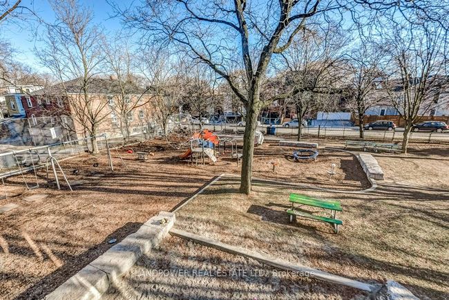 991 Dundas St E, House attached with 3 bedrooms, 3 bathrooms and 1 parking in Toronto ON | Image 20