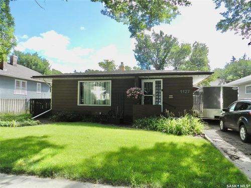 1127 1 St Ave Nw, House with 3 bedrooms, 2 bathrooms and 4 parking in Moose Jaw SK | Card Image