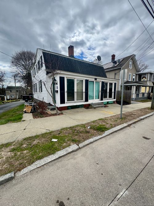 94 Blackhall St, New London, CT, 06320-5201 | Card Image