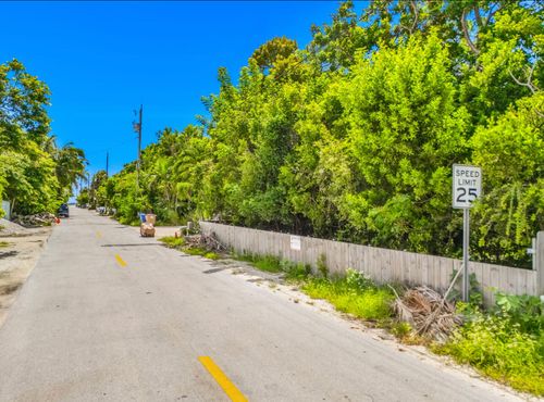 933 Lobster Ln, Key Largo, FL, 33037-3860 | Card Image