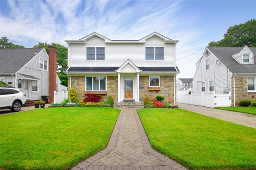 952 Van Buren Ave, Franklin Square, NY, 11010-2118 | Card Image