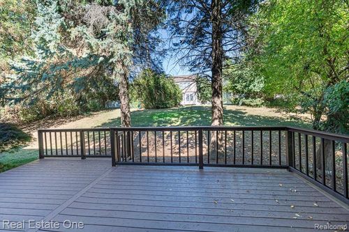619 Whitney Dr, Rochester Hills, MI, 48307-2864 | Card Image