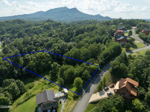 1047 Timber Woods Dr, Sevierville, TN, 37862-2513 | Card Image