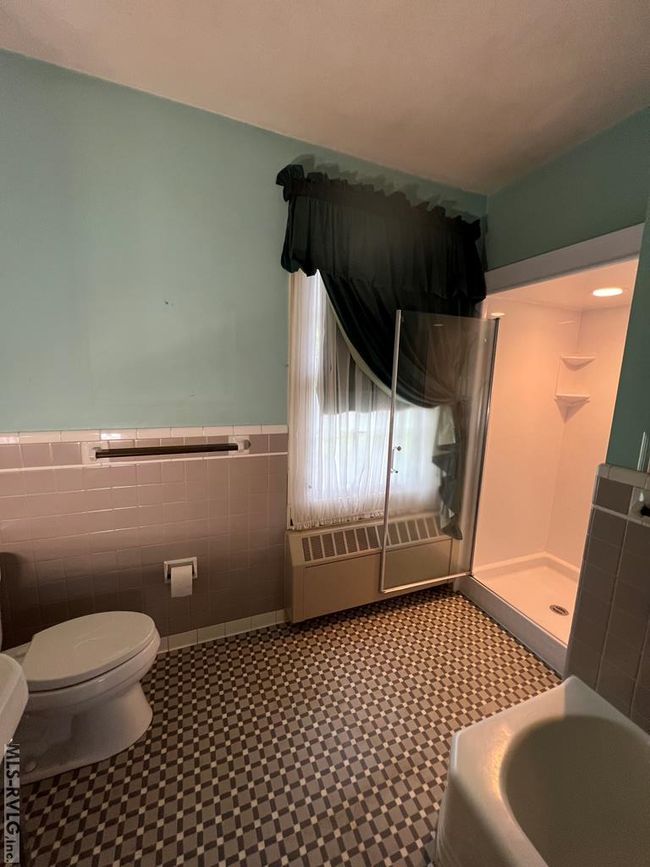 Main Floor Ensuite Bath | Image 35