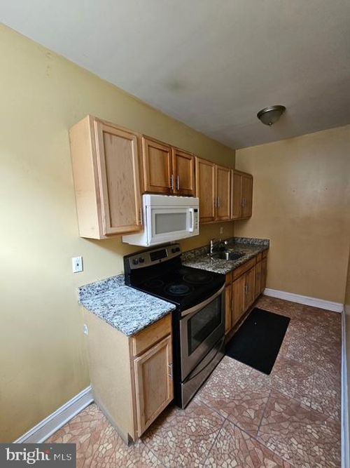 1st-fl-240 W Glenwood Ave, Philadelphia, PA, 19140-5746 | Card Image
