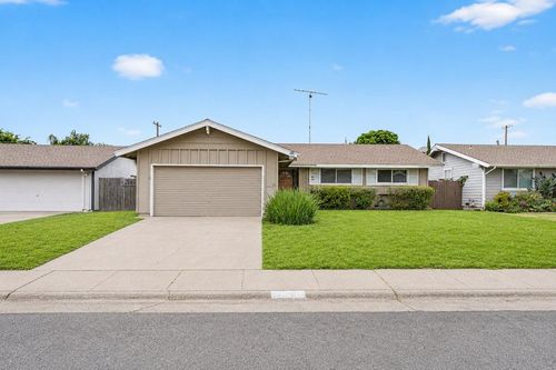 7033 3rd Pkwy, Sacramento, CA, 95823-2169 | Card Image