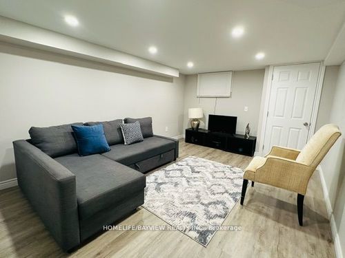 164 Eagle St, Newmarket, ON, L3Y1J6 | Card Image