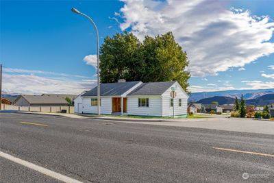 921 Easy Street, House other with 2 bedrooms, 1 bathrooms and 2 parking in Wenatchee WA | Image 2