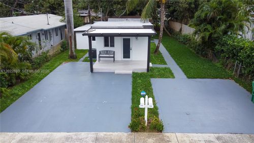 330 Nw 82nd Ter, Miami, FL, 33150-2957 | Card Image