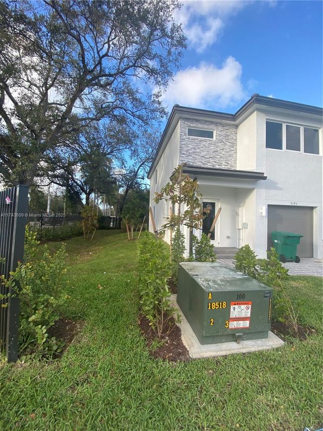 5195 Sw 37 Th St, Townhouse with 3 bedrooms, 3 bathrooms and null parking in West Park FL | Image 35