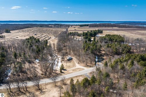 11153 Center Rd, Traverse City, MI, 49686-8579 | Card Image