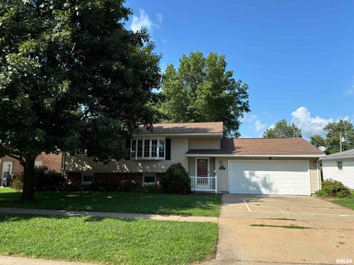 102 12th Ave, De Witt, IA, 52742-1834 | Card Image