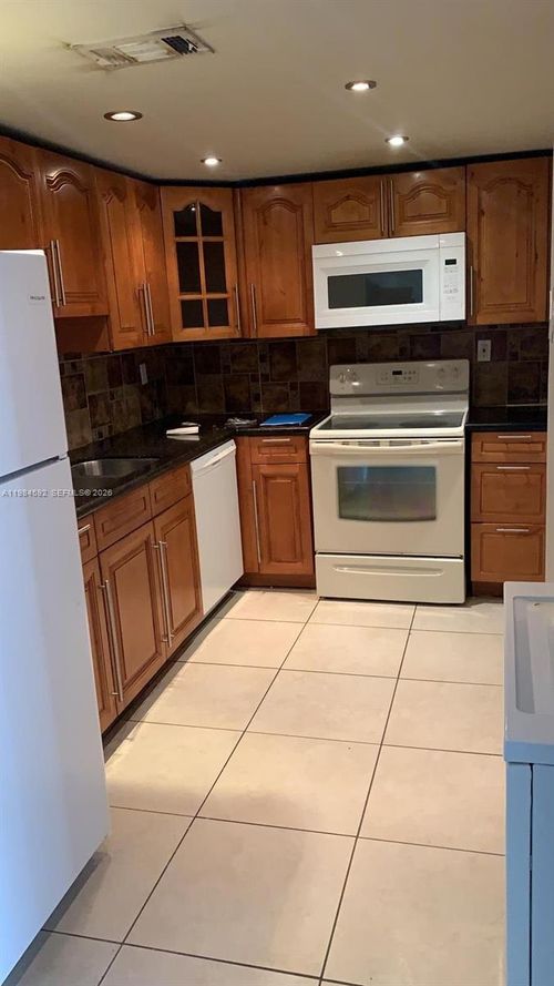 apt-239-8261 Nw 8th St, Miami, FL, 33126-3965 | Card Image