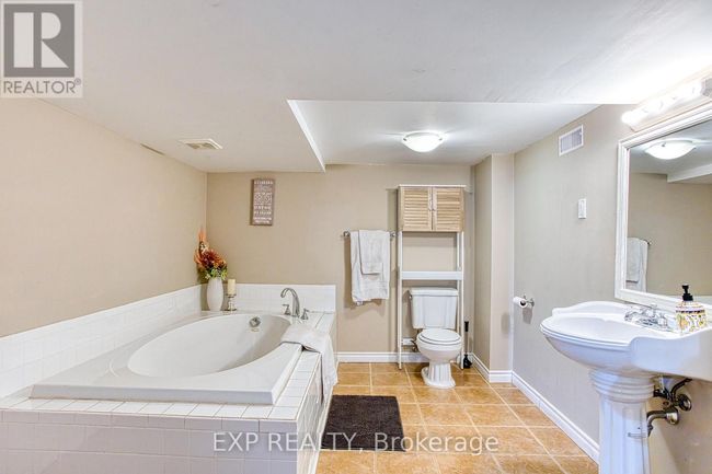 4382 Central Avenue, House other with 5 bedrooms, 2 bathrooms and 5 parking in Lincoln (Beamsville) ON | Image 28