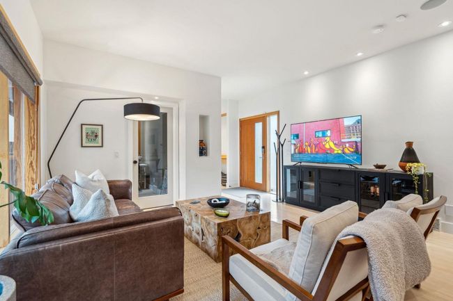 47 Patterson Dr Sw, House other with 4 bedrooms, 4 bathrooms and 5 parking in Calgary AB | Image 6