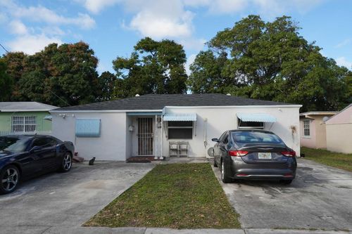 625 Ne 130th St, North Miami, FL, 33161-7524 | Card Image