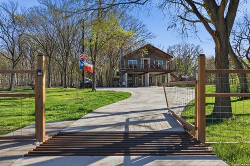 121 Lakeside Dr, Seguin, TX, 78155-3114 | Card Image