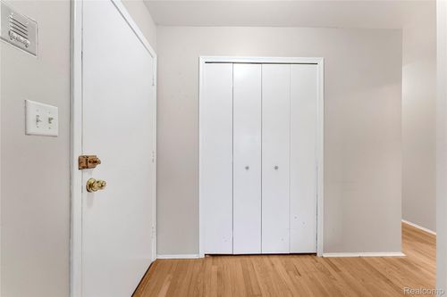 48-4655 Leisure Ln, Trenton, MI, 48183-4563 | Card Image