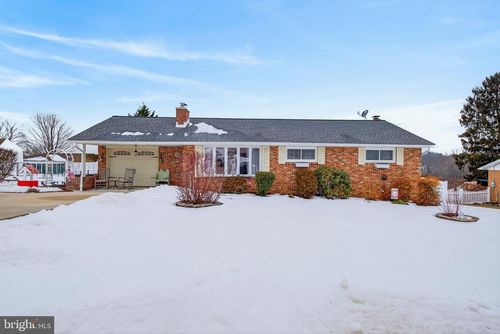 18 Woodland Dr, Jacobus, PA, 17407-1233 | Card Image