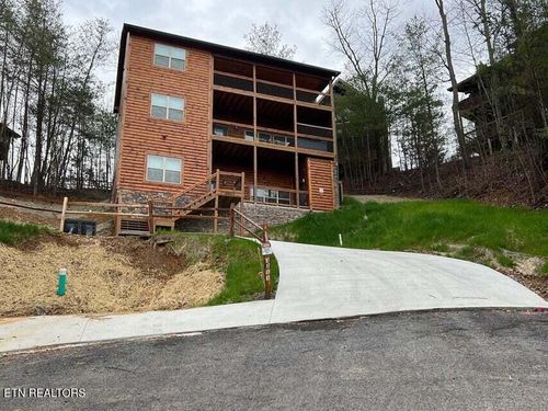 3211 Pine Way, Pigeon Forge, TN, 37863-4321 | Card Image