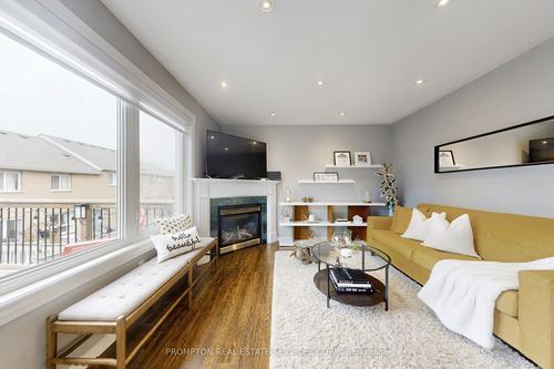 393 Marble Pl, Newmarket, ON, L3X2P1 | Card Image