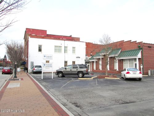 242 Craven St, New Bern, NC, 28560-2152 | Card Image