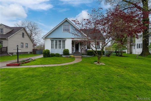 30 Woodbine Ave, West Seneca, NY, 14224-1435 | Card Image