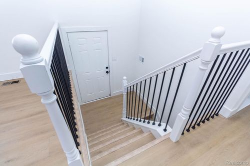 2435 Serra Dr, Sterling Heights, MI, 48310-5253 | Card Image