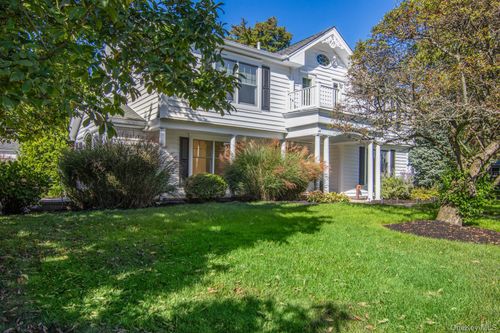 3 Hickory Ln, Glen Cove, NY, 11542-1443 | Card Image