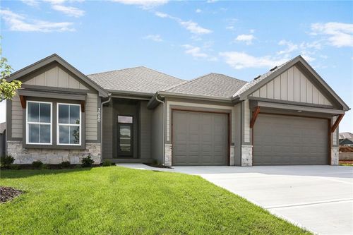 7050 Yulich Ct, Parkville, MO, 64152-1194 | Card Image
